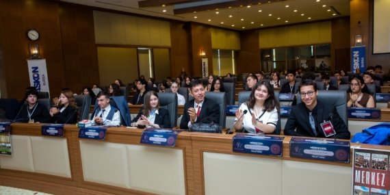 Bursa’da meclis sıralarında bu kez gençler var