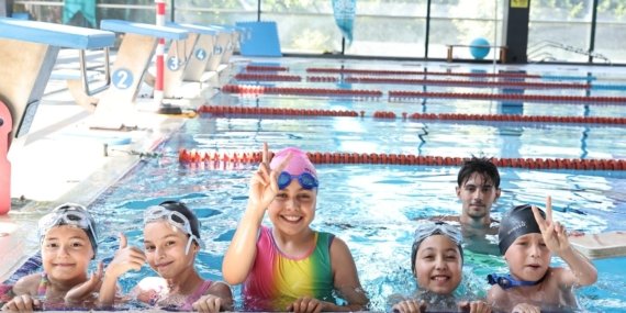 Nilüfer’de çocuklar yüzme kurslarıyla bir araya geliyor