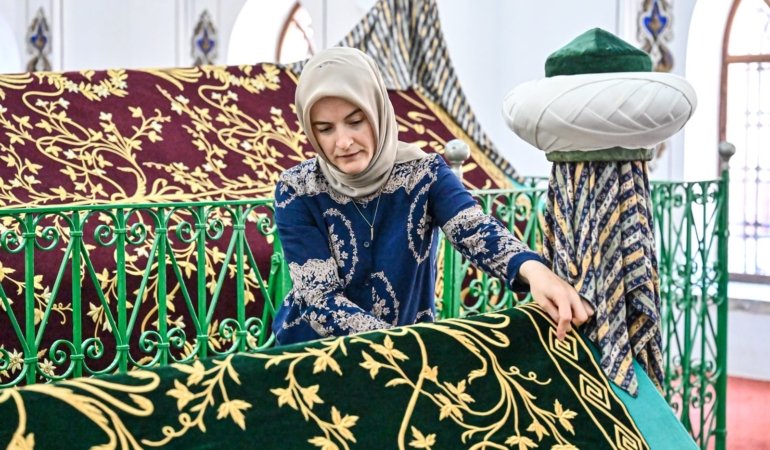 Bursa’da hanedan türbelerindeki puşideler yenilendi