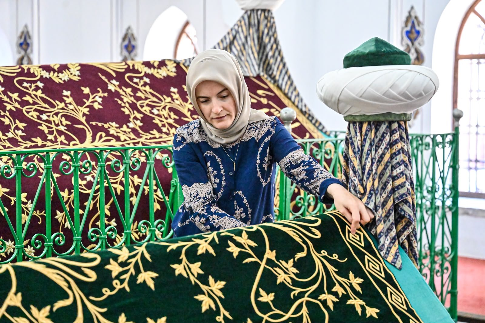 Bursa’da hanedan türbelerindeki puşideler yenilendi
