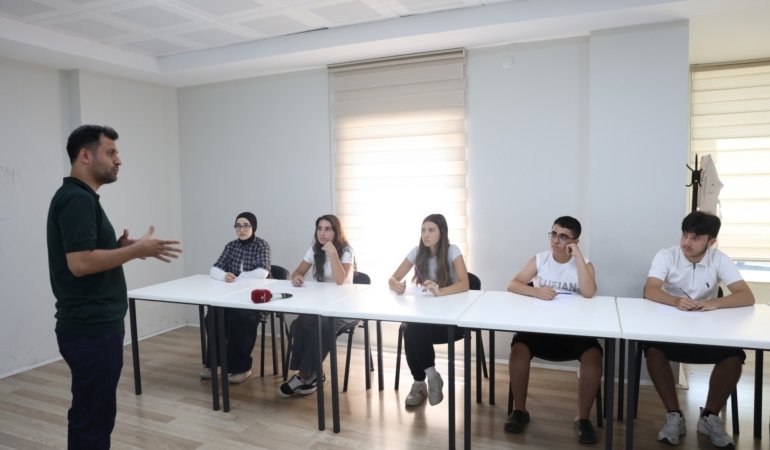 Osmangazi’den gençlerin geleceğine ücretsiz eğitim desteği