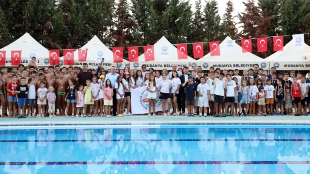 Mudanya’da Zafer Coşkusu Sutopu Şenliğiyle Havuza Taşındı