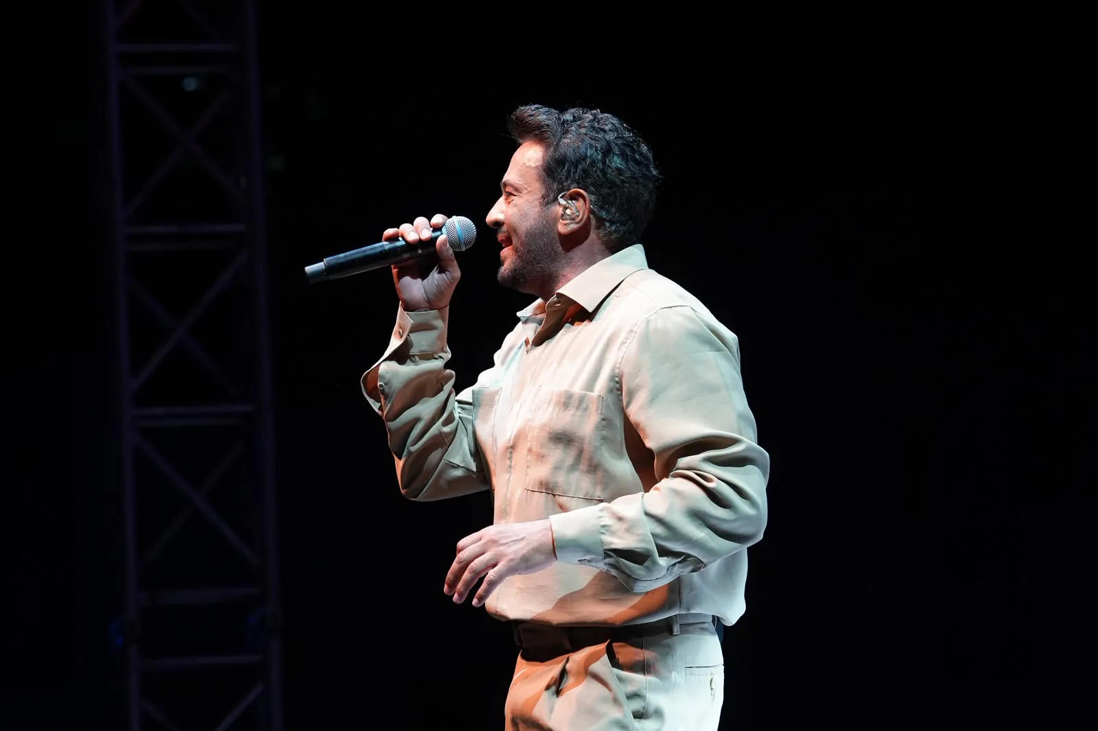Emre Altuğ Kültürpark Açıkhava'da coşkulu konser