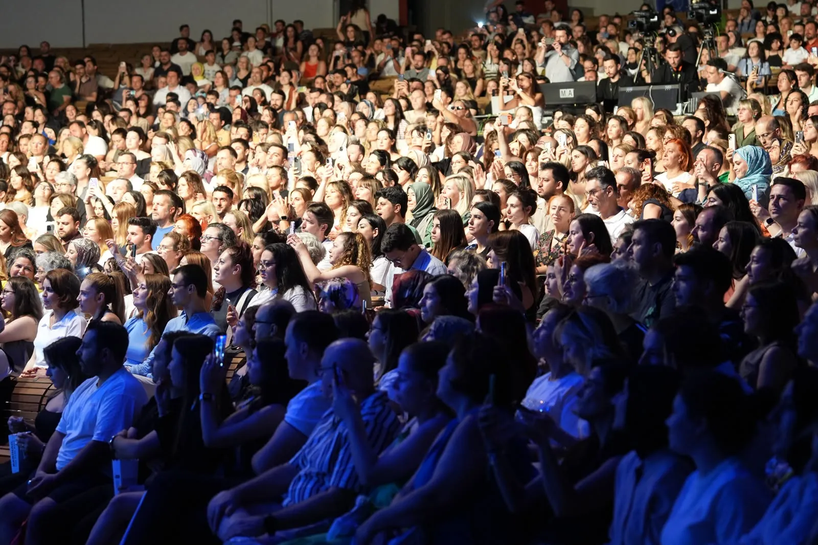 Emre Altuğ Kültürpark Açıkhava'da coşkulu konser