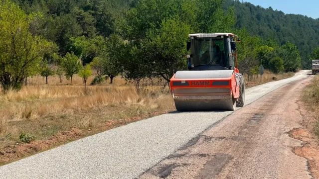 Keles’te 13 kilometrelik yol yenilenip genişletiliyor