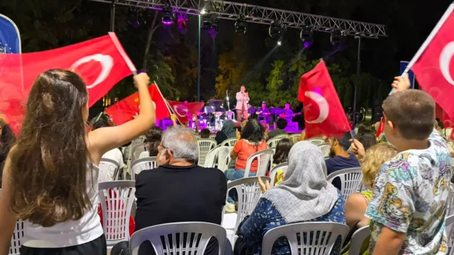 Kültürpark’ta Zafer türküleri yankılandı: Bursa’da 30 Ağustos coşkusu başladı
