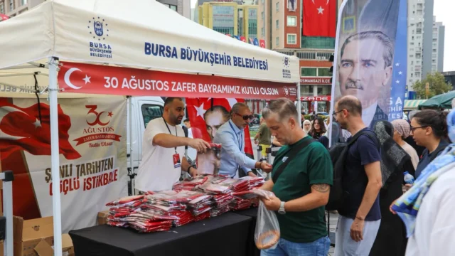 Bursa’da Zafer coşkusu ay yıldızla taçlandı