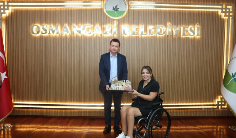 Kübra Denizci Keskin, Roma kupasını Başkan Erkan Aydın’la paylaştı