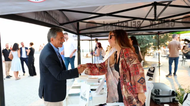 Gemlikli Yazarlar Zeytindalı Meydanı’nda Okurlarla Buluştu