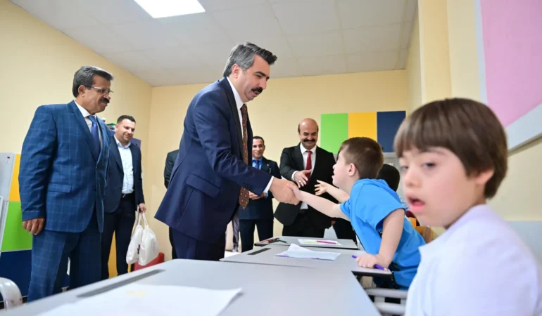 Başkan Oktay Yılmaz Özel Öğrencilerin İlk Ders Heyecanını Paylaştı
