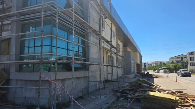 Gemlik futbol sahalarında bakım çalışması