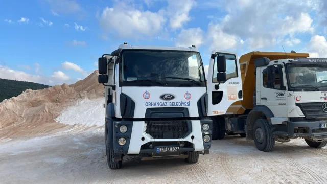Orhangazi’de Üç Koldan Çalışma: Kaldırımlar Yenileniyor, Sıcak Asfalt Başlıyor