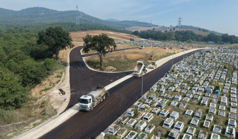 Erdoğanköy Kent Mezarlığı’nda 4,5 kilometrelik yol yenilendi